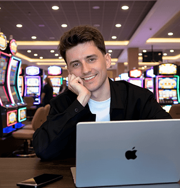 <b>Николай Никелев</b>